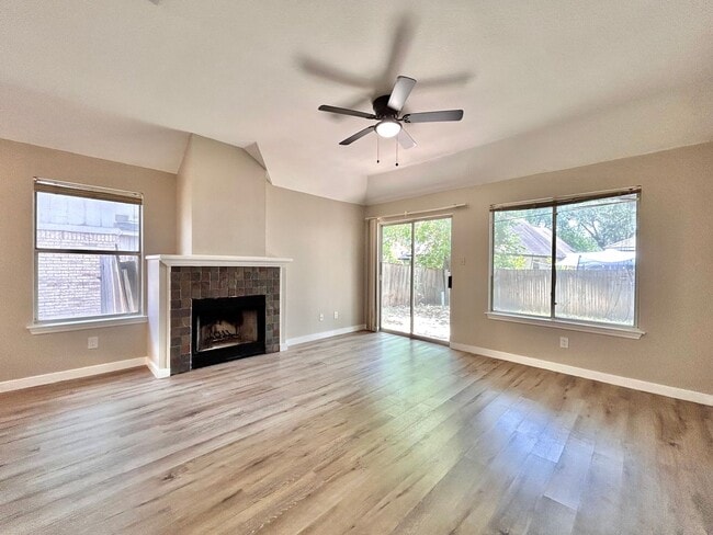Building Photo - 3/BR 2/BA Home with Natural Light, Big Bac...