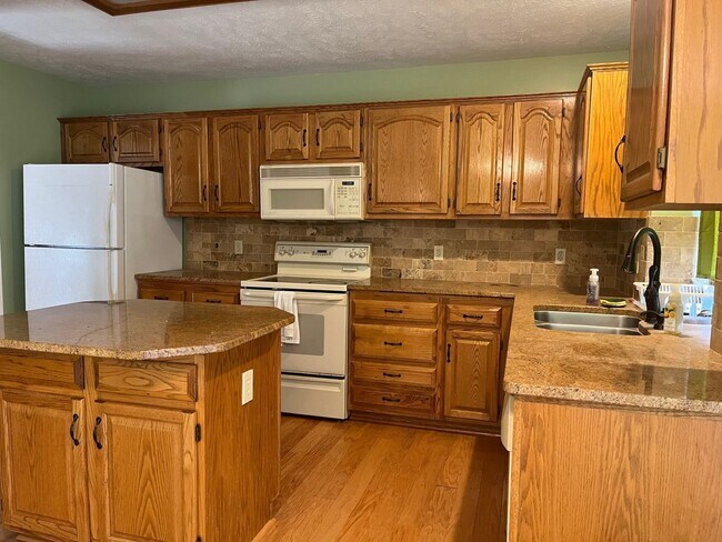 Building Photo - Beautiful 3 bedroom House In West Omaha!!