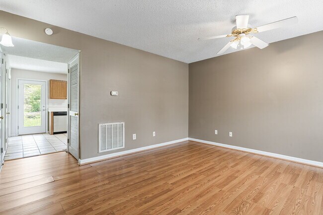 Foto del edificio - 5049 Falling Creek Ln