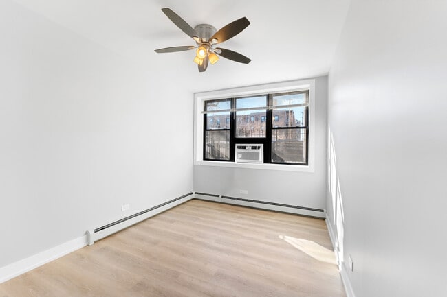 Building Photo - 1546 W Jonquil Terrace