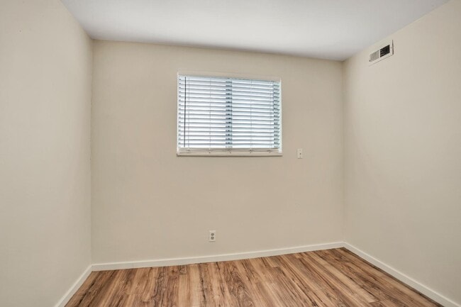 Building Photo - 817 W Heather Ln
