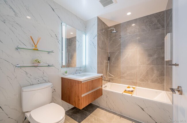 Foto del edificio - 136-18 Maple Ave