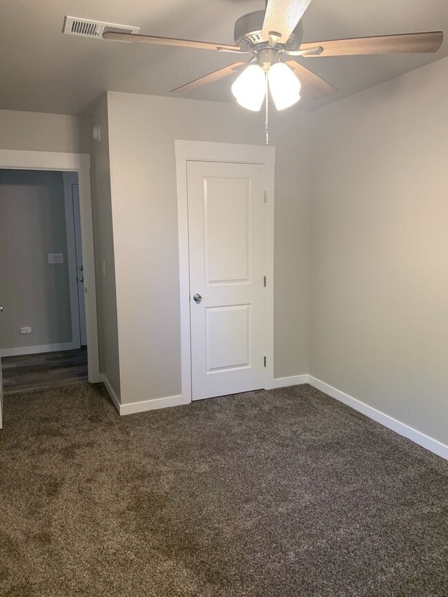 Building Photo - FULLY REMODELED Large 4/2, Close to Enloe and Chico State