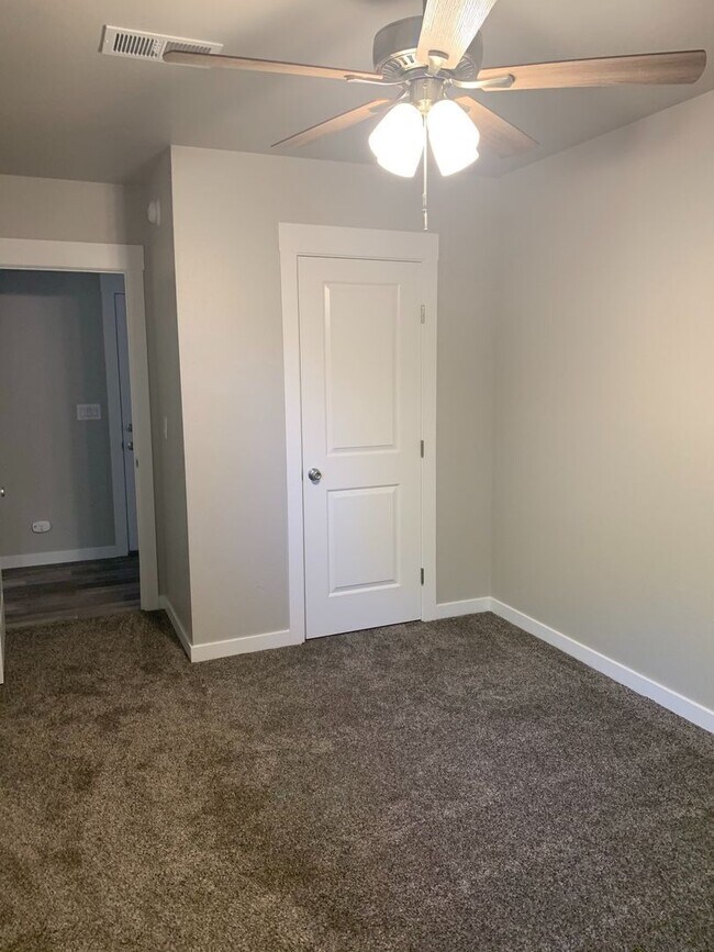 Foto del edificio - FULLY REMODELED Large 4/2, Close to Enloe and Chico State