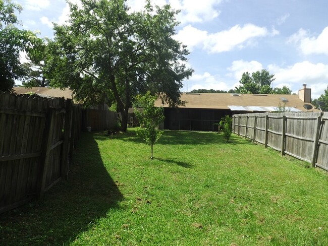 Building Photo - Cozy 2 Bed 2 bath home with lush Back yard