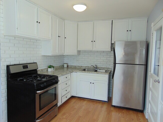 Building Photo - 121 N Cedar Ln