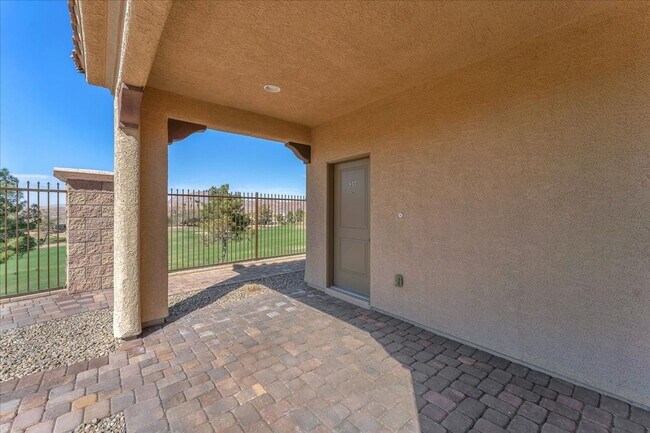 Foto del edificio - 4-Bedroom Tuscany Townhome with Strip & Golf Course Views