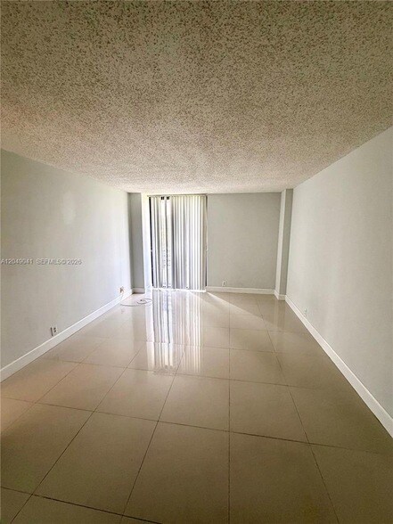 Foto del edificio - 3300 NE 191st St
