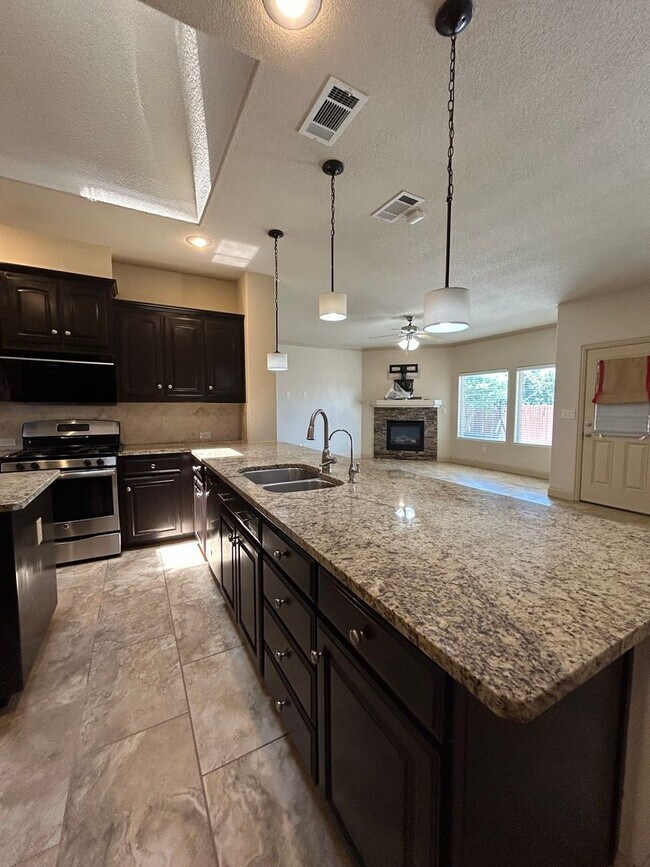 Building Photo - LOCATION, LOCATION, LOCATION-4 bedroom in Legado Estates