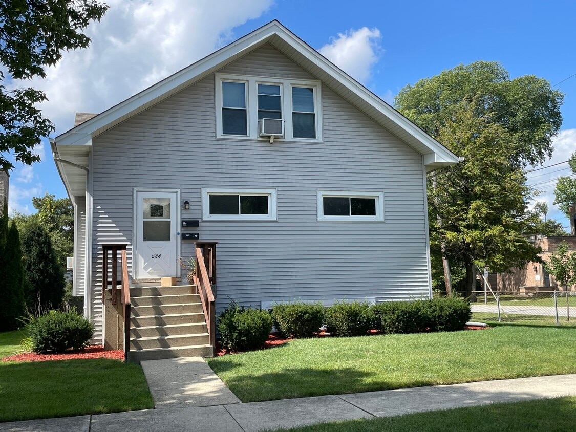 544 Arlington Ave Unit 2, Elmhurst, IL 60126 Room for Rent in