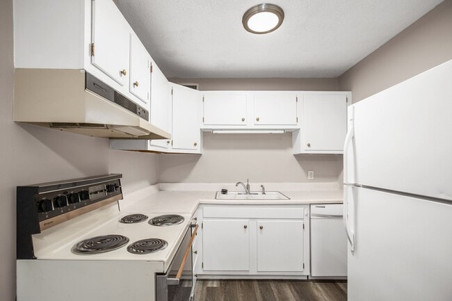 Building Photo - Renovated Condo In Winston-Salem - Call Le...