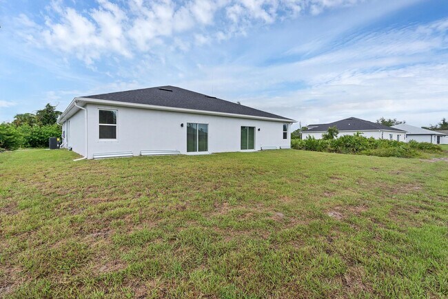 Foto del edificio - Brand new Duplex stocked with upgrades