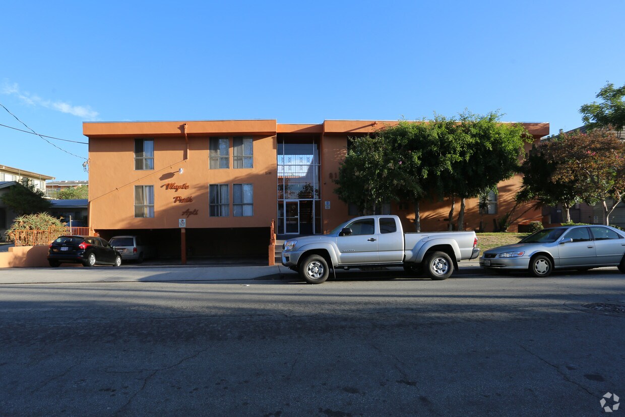 Building Photo - 815 E Maple St