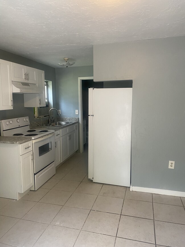 Building Photo - 2420 Tanglewood St