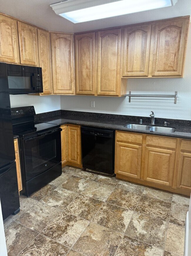 Foto del edificio - SPACIOUS 2 BEDROOM, 2 BATHROOM UPSTAIRS UN...