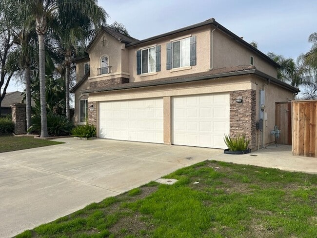 Foto del edificio - 4 Bedroom 2.5 Bathroom with pool in NW Visalia!!