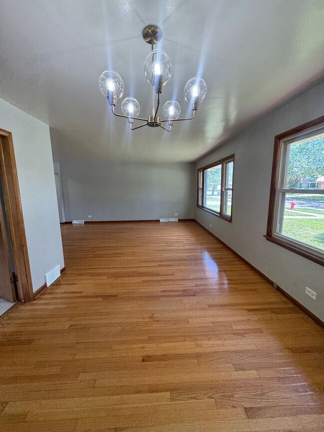 Foto del edificio - Beautiful 3-bedroom house for Rent AVAILAB...
