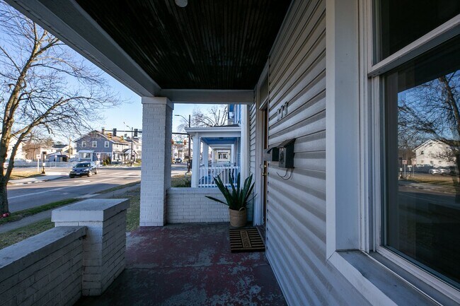 Building Photo - 305 Eaton Ave