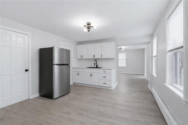 Building Photo - 92 Sylvian St