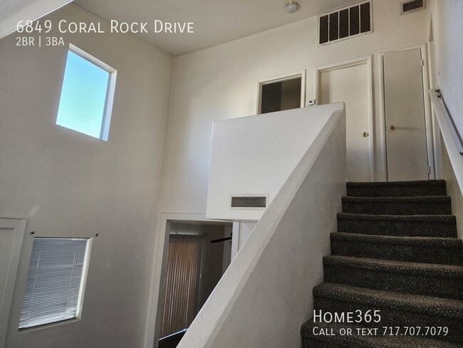 Building Photo - Beautiful 2 bedroom 2.5 bath townhome with...