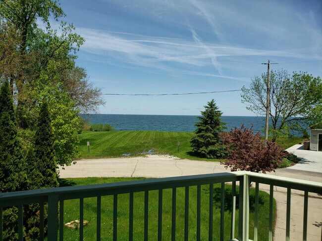 Foto del edificio - 8602 Lakeshore Dr
