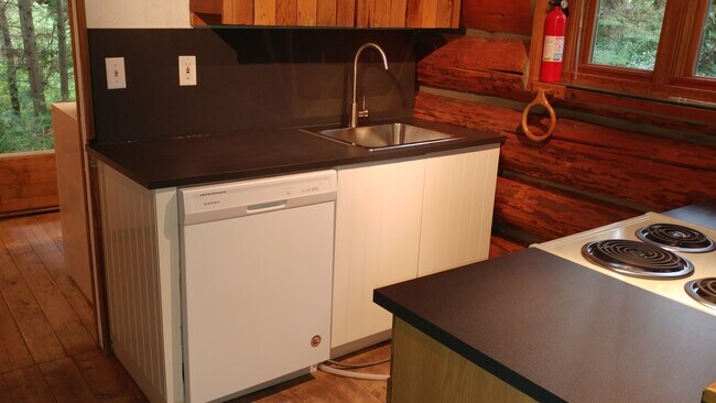 Foto del edificio - Rustic Log Home In the Woods!