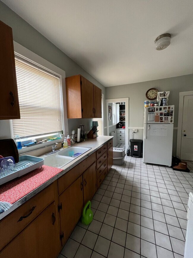 Building Photo - Brighton / Oak Square 2 Bed.  Full Dining ...
