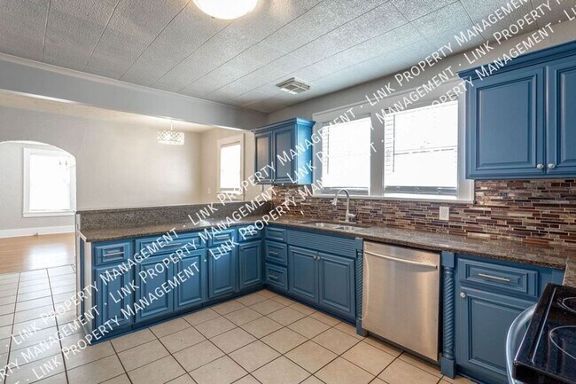 Foto del edificio - Coming in June!  Remodeled 4 Bedrooms 2 Fu...