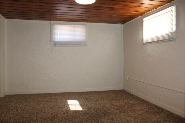 Building Photo - 605 Acero Ave