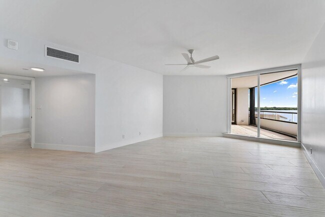 Foto del edificio - 100 Lakeshore Dr