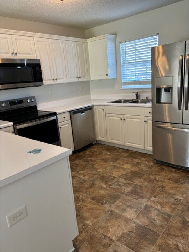 Building Photo - Perfect on Pelletier