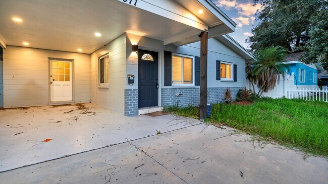 Foto del edificio - Stunning Renovated 3BD/1BA Home in Shore A...