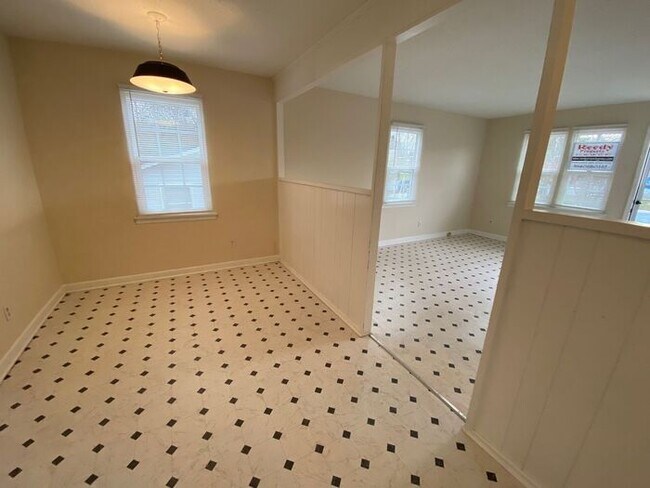 Building Photo - 1 bed/ 1 bath open floor plan just off Pin...