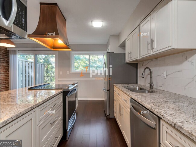 Building Photo - 3083 Colonial Way