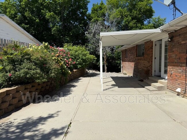 Building Photo - 1597 Navajo Dr