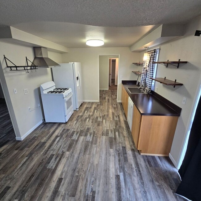 Building Photo - 1320 Summers Ln