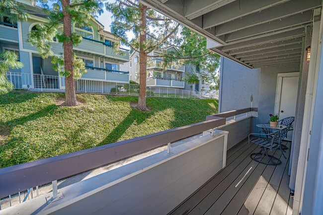 Building Photo - 2 Bedroom Condo for Rent in Canyon Country!