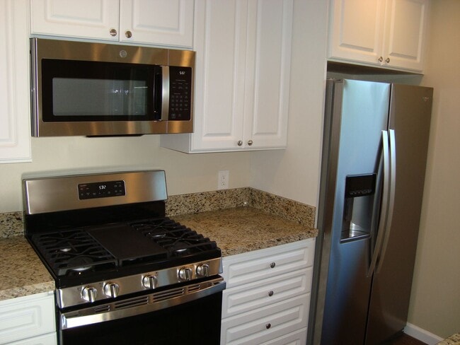 Building Photo - 615 E 2nd St