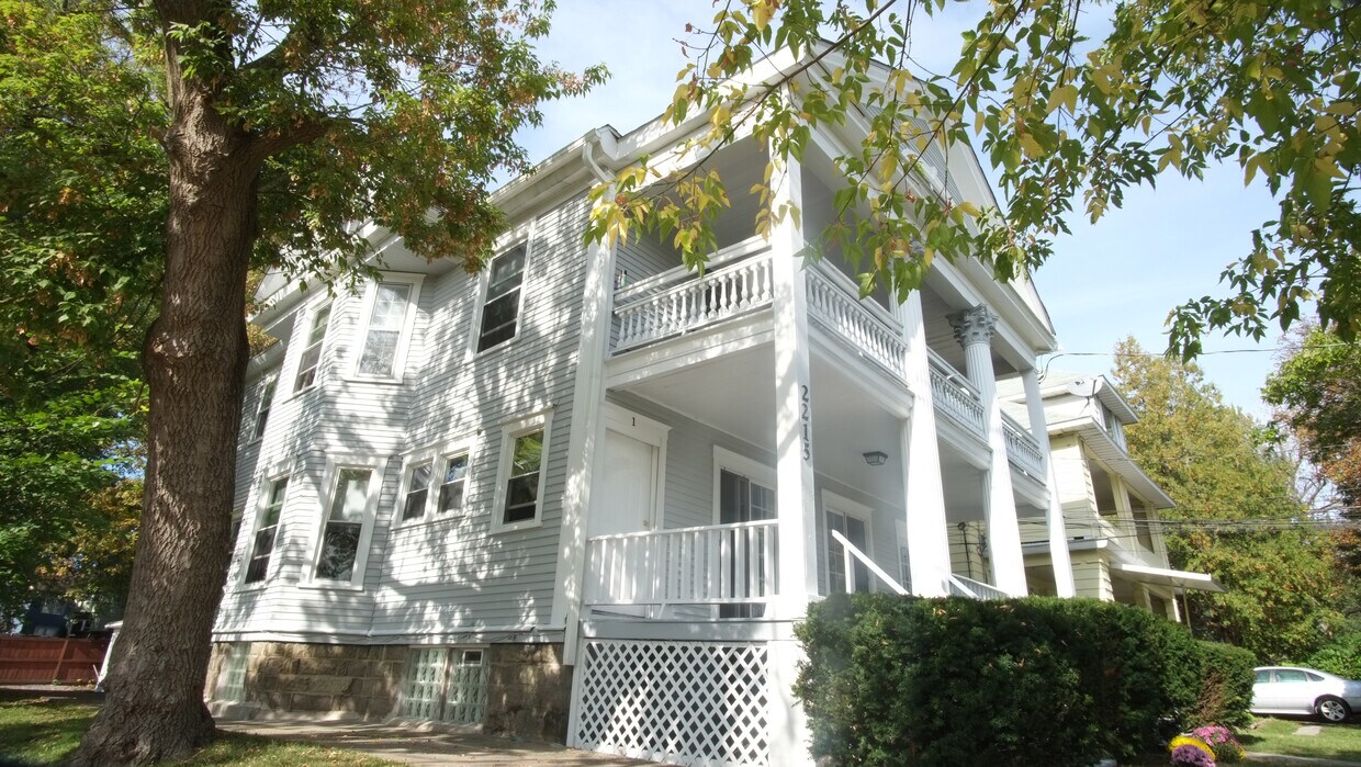Foto principal - 2215 James St