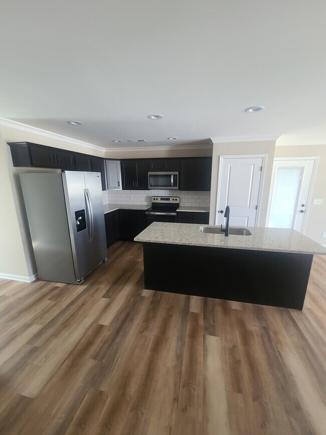 Island/Stainless steel appliances - 1004 Judah Bear Blvd