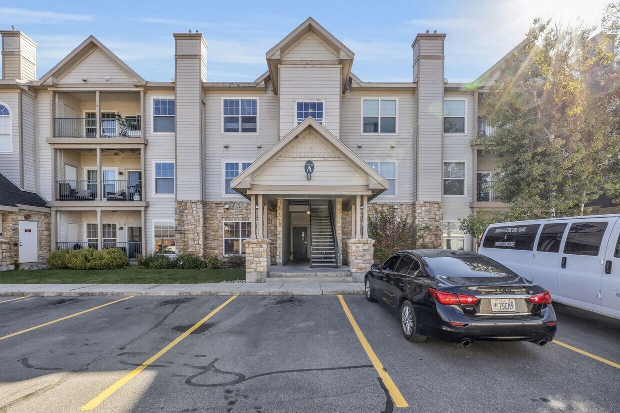 Primary Photo - Canyon Creek Condo with Garage - FIRST MON...