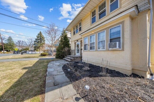 Building Photo - 36 Smull Ave