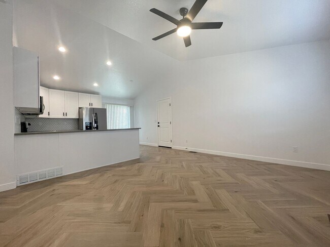 Foto del edificio - Stunning full remodel! 3 bedrooms/2 bathro...