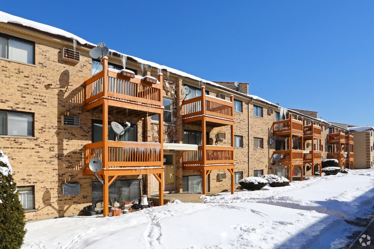 Primary Photo - 5117 N East River Rd