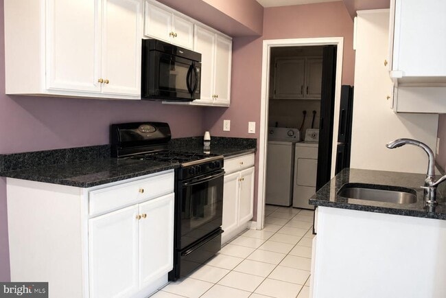 Building Photo - 316 Valley Forge Ct