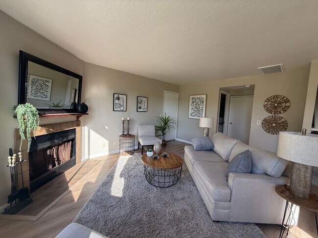Building Photo - Light-Filled Modern 3 Bedroom Townhome