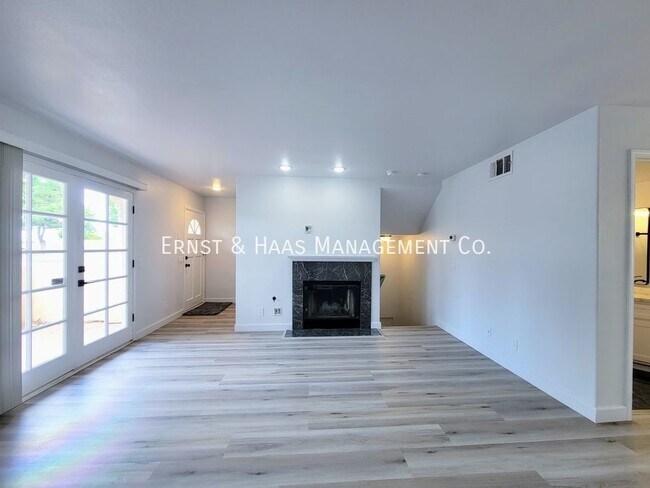 Building Photo - Beautifully Remodeled 3 Bedroom 2.5 Bath T...