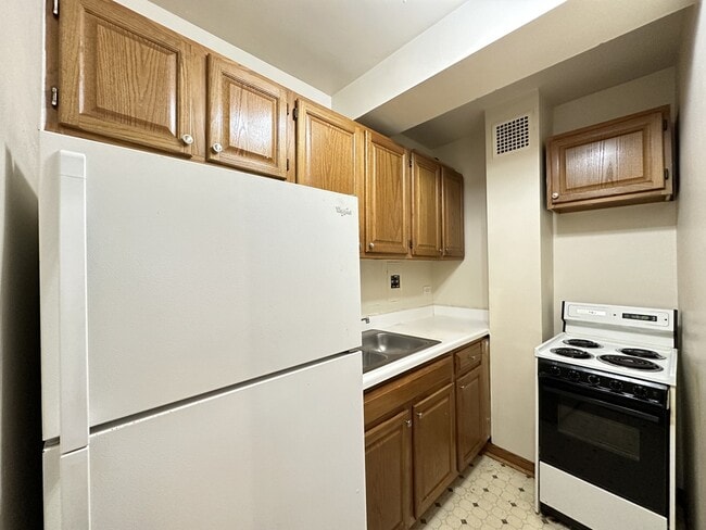 Building Photo - 4180 N Marine Dr