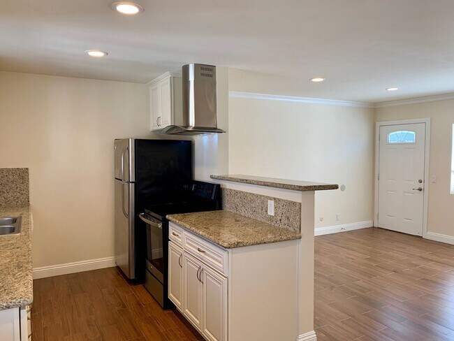 Foto del edificio - Luxury Upstairs 2 Bedroom Apartment in La ...