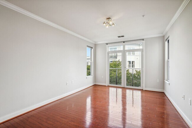 Foto del edificio - Available Now! High End 1 bed/ 1 bath with Parking! 24 hour concierge!